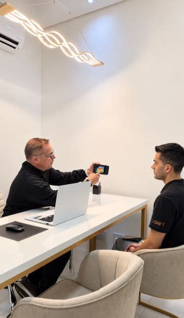 Cena ilustrativa de uma consulta individual em um consultório de fisioterapia