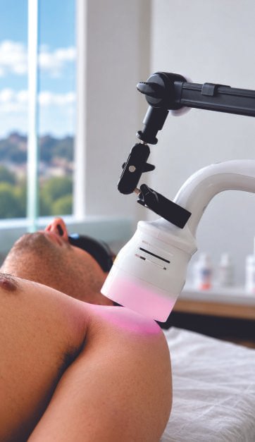 Imagem ilustrativa de equipamento de fotobiomodulação aplicado ao ombro