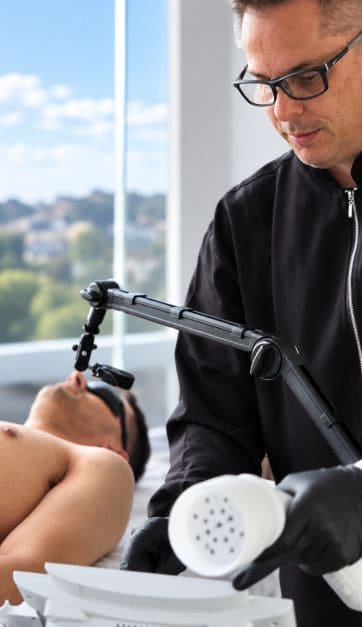 Dr. Fernando realizando um tratamento de fotobiomodulação